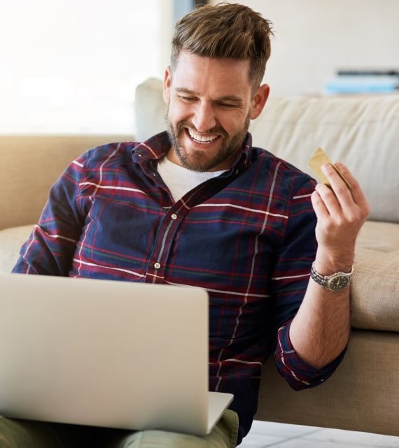 Persona revisando laptop